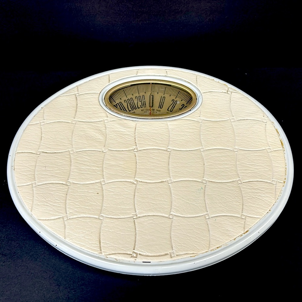 Mid Century retro cream quilted look vinyl bathroom scale by COUNSELOR